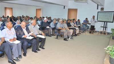 محافظ أسيوط يشدد على إزالة مطبات الطرق السريعة وإنشاء الأسواق