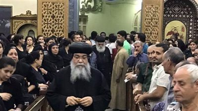 بالصور.. أسقف المنيا يصلي باكيًا على 3 من شهداء «أتوبيس الأقباط»