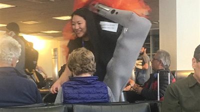 مضيفة طيران تصبح حديث الإنترنت بسبب زيها للهالوين