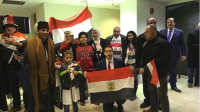 المصريون بأمريكا يلتقطون صورا تذكارية خلال تصويتهم بانتخابات الرئاسة