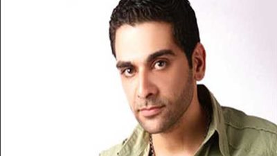 المطرب «أكمل» يحتفل بصدور ألبومه «سايب علامة» على راديو 9090