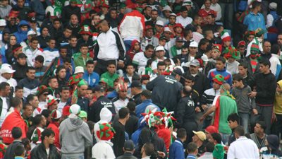 «الشغب» ماركة جزائرية مسجلة.. «الهوليجانز» يثير القلق في المونديال.. مخاوف من تكرار أحداث مباراة رومانيا.. 142 حادثًا وسقوط 600 جريح حصيلة عنف ملاعب «الخضر».. و«رورا