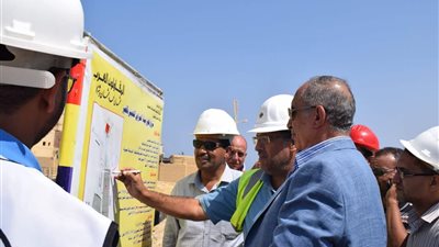 محافظ البحر الأحمر يتفقد ميناء الحمراوين