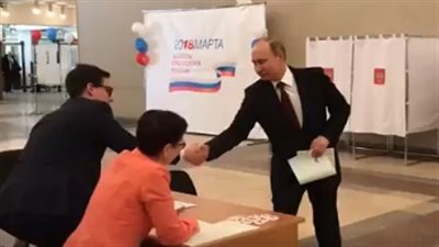 بوتين يدلي بصوته في الانتخابات الرئاسية الروسية (فيديو)