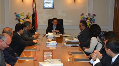 وزير قطاع الأعمال العام يجتمع بقيادات الوزارة والعاملين بها