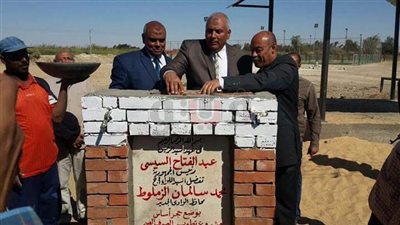 محافظ الوادي يضع حجر أساس مشروع تطوير الصرف الصحي بقرى النهضة