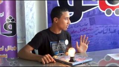 بالفيديو.. طالب يخترع جهازًا يمنع انقطاع الكهرباء.. سينسور لتقليل شدة التيار بدلا من انقطاعه فجأة.. تقليل الجهد من 200 إلى 110 فولت.. تطبيق الاختراع في يد وزارة الكهرباء.. سعر المحول 900 جنيه