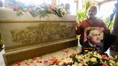 ضيوف مئوية عبد الناصر ينتظرون الموظفين أمام مركز الإبداع