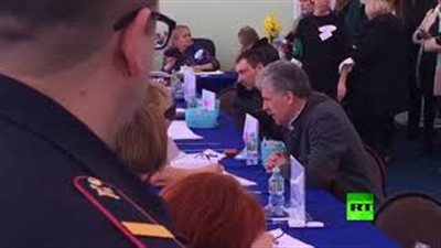 مرشح الحزب الشيوعي الروسي يدلي بصوته في الانتخابات الرئاسية (فيديو)