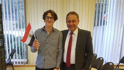 السفير المصري في أستراليا يستقبل أصغر ناخب