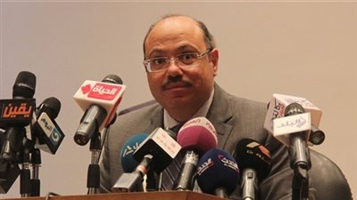 الحكومة تخفض عجز الموازنة على حساب 