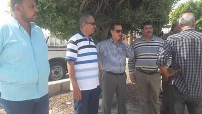بالصور.. رئيس مدينة القنطرة شرق يدعم حملة «اخدم بلدك»