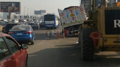 عودة الحركة المرورية بمحور المريوطية عقب رفع آثار تعطل سيارة (صور)