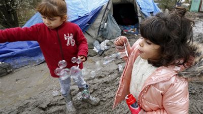 فرنسا تنقل الأطفال المهاجرين من كاليه إلى مراكز استقبال