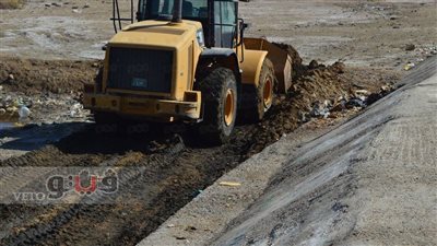 بالصور.. تطهير مخرات السيول بالقصير