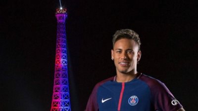 «نيمار» ينشر صورته بقميص باريس سان جيرمان بجوار برج «إيفل»