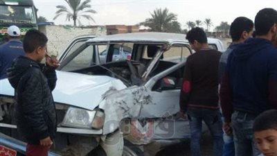 إصابة شخص في حادث تصادم سيارة وميني باص بالشرقية (صور)
