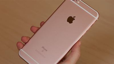 هواتف «آي فون» الجديدة تدمج مستشعر البصمة داخل الشاشة