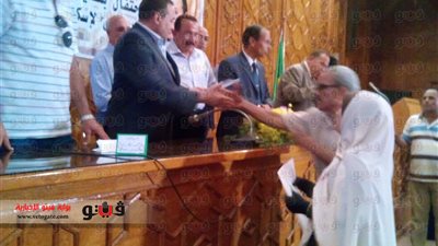 بالصور.. القصاص يسلم ٧٠ عقد وحدة سكنية لشباب الإسماعيلية