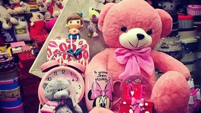 بالصور.. «الشكولاته والدبدوب» أفضل هدية لحبيبتك في عيد الحب