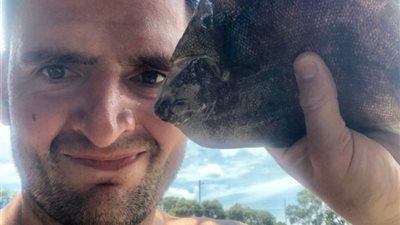 سمكة تسقط من السماء وتصفع رجلا يسترخي في منتجع