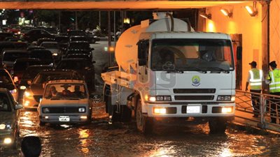 بالصور.. شلل مروري في ميدان الممر بالإسماعيلية بعد كسر ماسورة مياه