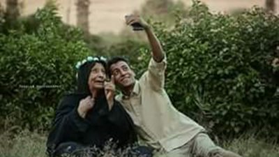 «فوتوسيشن» الصعيدي مع جدته.. 4 ساعات تعيد الروح لـ«عجوز مريضة»