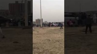 بالفيديو.. لحظة اعتداء سائقي دراجات على عائلة وتكسير سيارتها بالسعودية