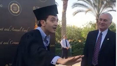 بالفيديو.. يوسف عثمان يرقص في حفل تخرجه في الجامعة الأمريكية