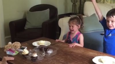 ردود أفعال غير متوقعة لأطفال لحظة إخبارهم بنوع الجنين (فيديو)