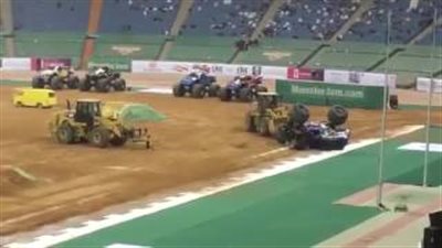 بالفيديو.. أغرب رد فعل لمتفرجين لحظة سقوط سيارة أثناء الاستعراض