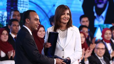 نبيلة مكرم تبحث مع علماء «مصر تستطيع» الاستفادة من وكالة الفضاء