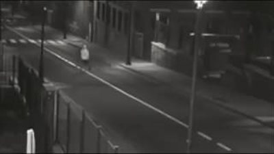 لحظة سرقة لصين سيارة من صاحبها بطريقة ماكرة (فيديو)