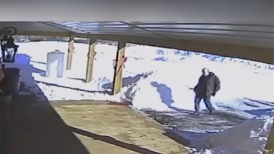 نجاة مسن من حادث مروع أثناء تنظيف الجليد من أمام منزله (فيديو)