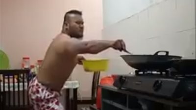 شاب يحمي نفسه بطريقة غريبة أثناء وضع الدجاج في الزيت المغلي (فيديو)