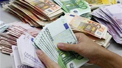 النشرة الاقتصادية.. استقرار أسعار العملات الأجنبية مقابل الجنيه..الدولار يسجل 713 قرشًا.. الذهب يرتفع وعيار 