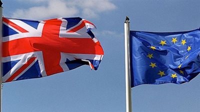 زلزال انفصال بريطانيا يهز الاتحاد الأوروبي والأسواق العالمية.. ارتفاع أسعار الذهب 15 جنيها للجرام.. العريان: توقعات بتراجع أسواق المال وتداعيات سياسية ومالية للقرار.. الصناعة: ندرس آثار خروج بريطانيا