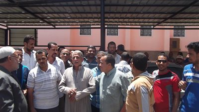 محافظ الوادي الجديد يفض إضراب أصحاب الورش الحرفية بالخارجة