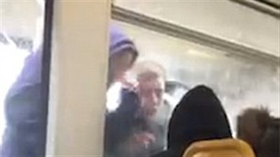 بالفيديو والصور.. مراهق يضرب قطار مترو الأنفاق برأسه ويحاول كسر النافذة