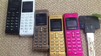 شاهد.. أصغر هاتف في العالم يحظى بشعبية كبيرة بين السجناء