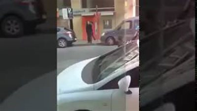 لحظة سحل لص لامرأة وسرقتها أمام المارة (فيديو)