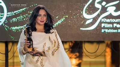 «سلاف فواخرجى» تتألق بالزي السوداني في مهرجان الخرطوم