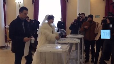 عروسان يشاركان في الانتخابات الرئاسية الروسية (فيديو)