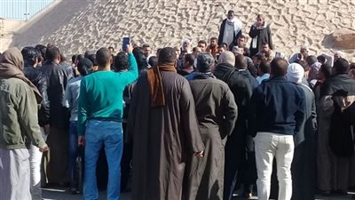 بالصور.. وقفة احتجاجية أمام «المقاولون» بسبب قرعة الـ1،5 مليون فدان