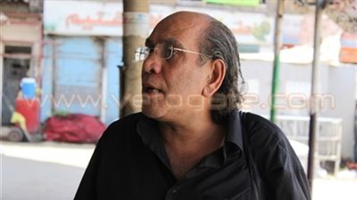 الفنان «منير مكرم» يحضر جلسة محاكمة بطلة كليب «بص أمك»