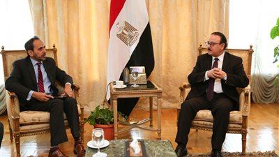 وزير الاتصالات يلتقي نائب رئيس «أوراكل» العالمية لخدمات الدعم الفني