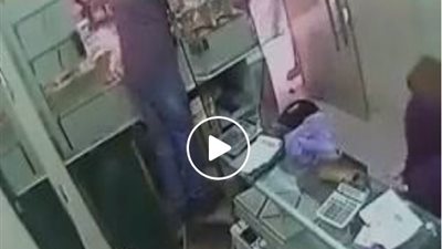 بالفيديو.. لحظة سرقة امرأة لمحل ذهب بخدعة ماكرة