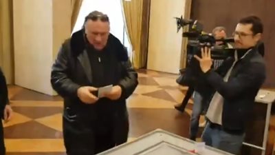 ممثل فرنسي يدلي بصوته في الانتخابات الروسية «فيديو»