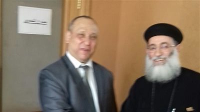 كاهن الكنيسة الأرثوذكسية بالدوحة يدلي بصوته في الانتخابات الرئاسية