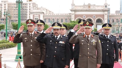 بالصور.. قيادات الإسكندرية يضعون أكاليل الزهور على النصب التذكاري